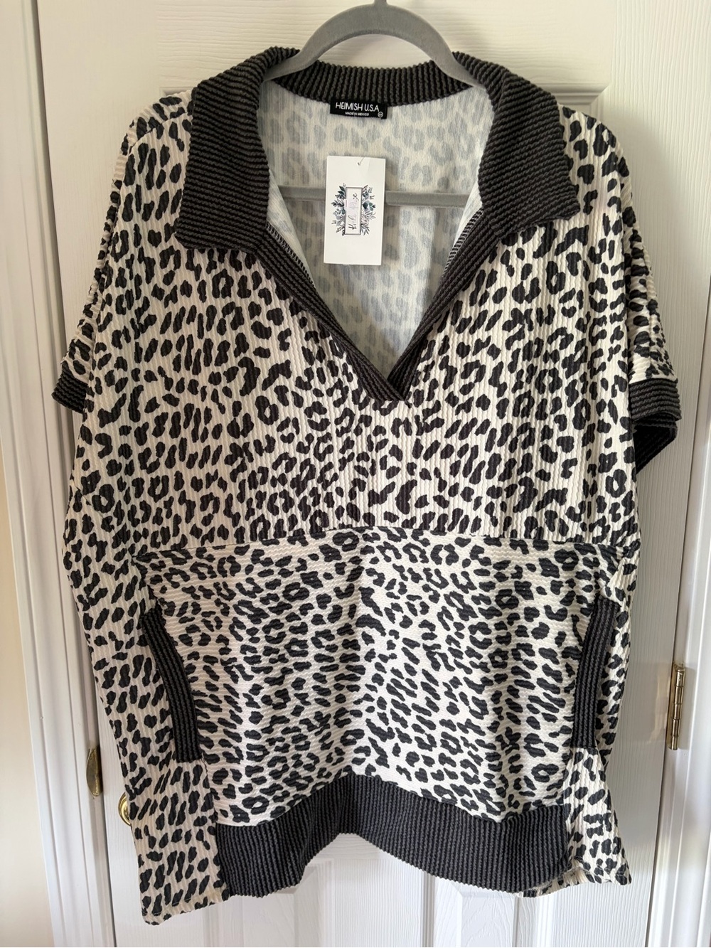 HEIMISH USA Black & White Leopard-Print V-Neck Pullover